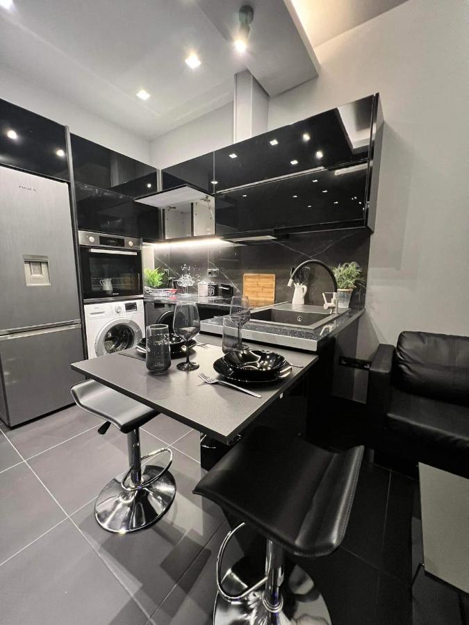 كالاماتا Luxury Black And White Interior Apartments المظهر الخارجي الصورة