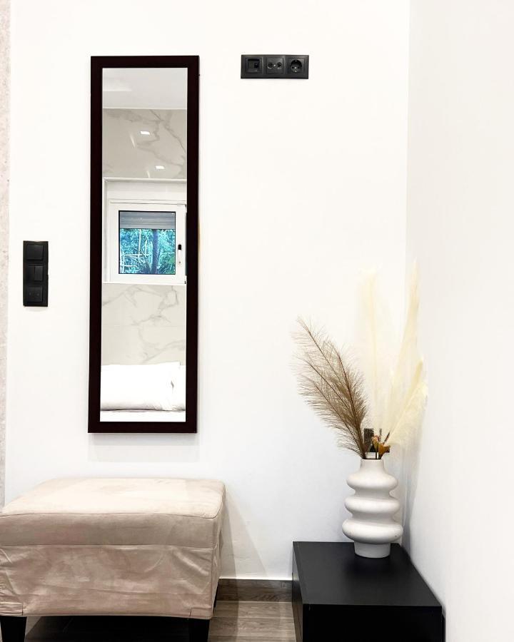 كالاماتا Luxury Black And White Interior Apartments المظهر الخارجي الصورة